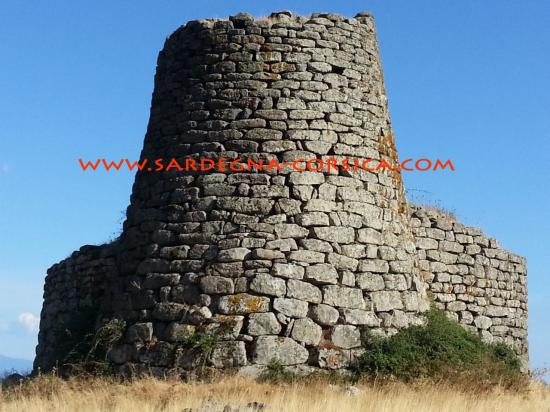 Sardaigne Nuraghe Orolo derrière copie