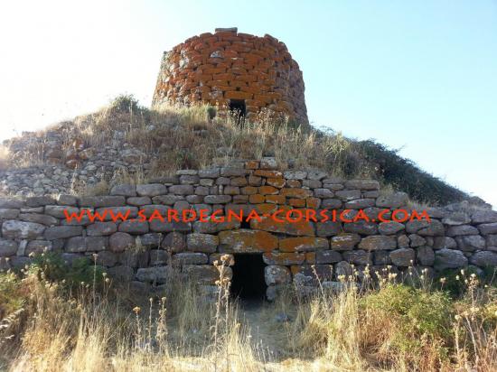 Sardaigne  Nuraghe Orolo devant entrée principale copie