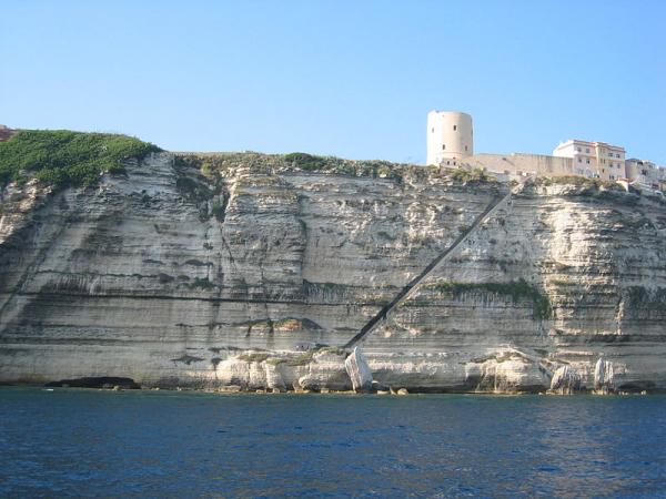 bonifacio-falaise-et-escalier-du-roi-d-aragon.jpg