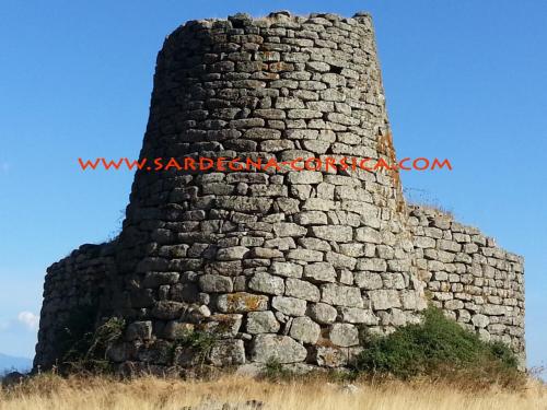 sardaigne-nuraghe-orolo-derriere-copie.jpg